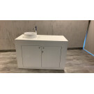 Mueble blanco con lavabo y espejo